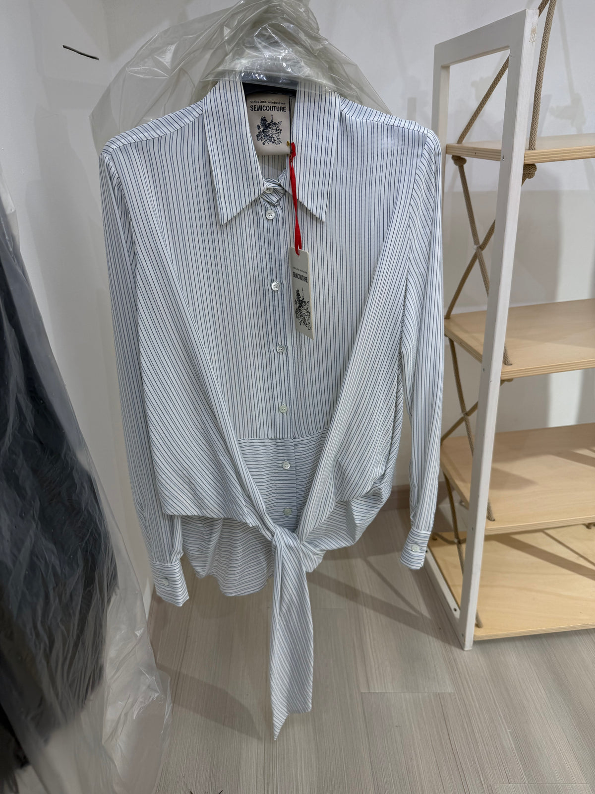 Camicia a righe bianco e azzurro con nodo frontale Made in Italy
