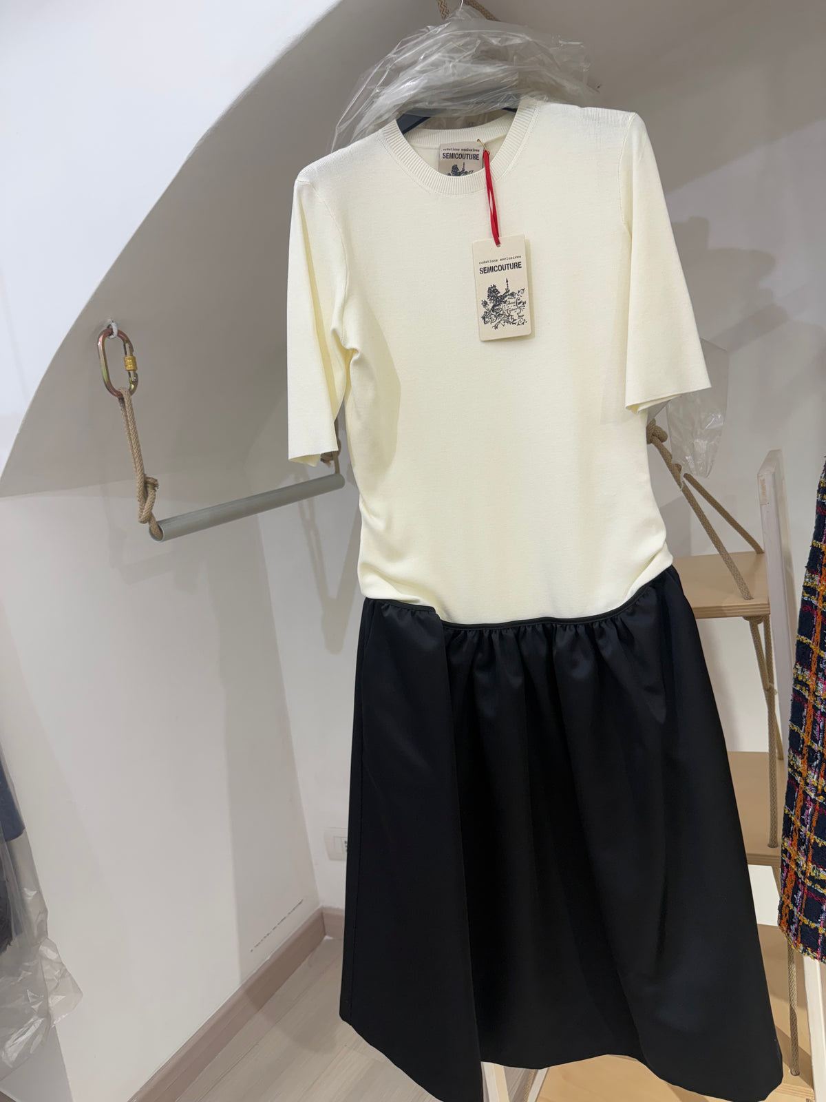 Abito midi bicolore panna e nero con gonna ampia Made in Italy
