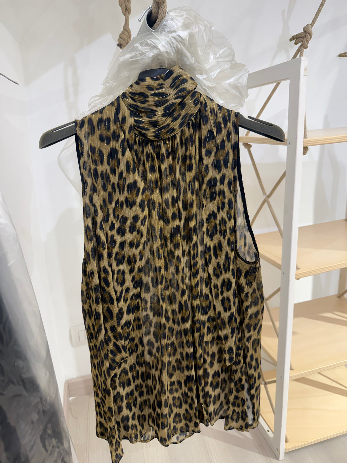 Top animalier smanicato con collo drappeggiato Made in Italy