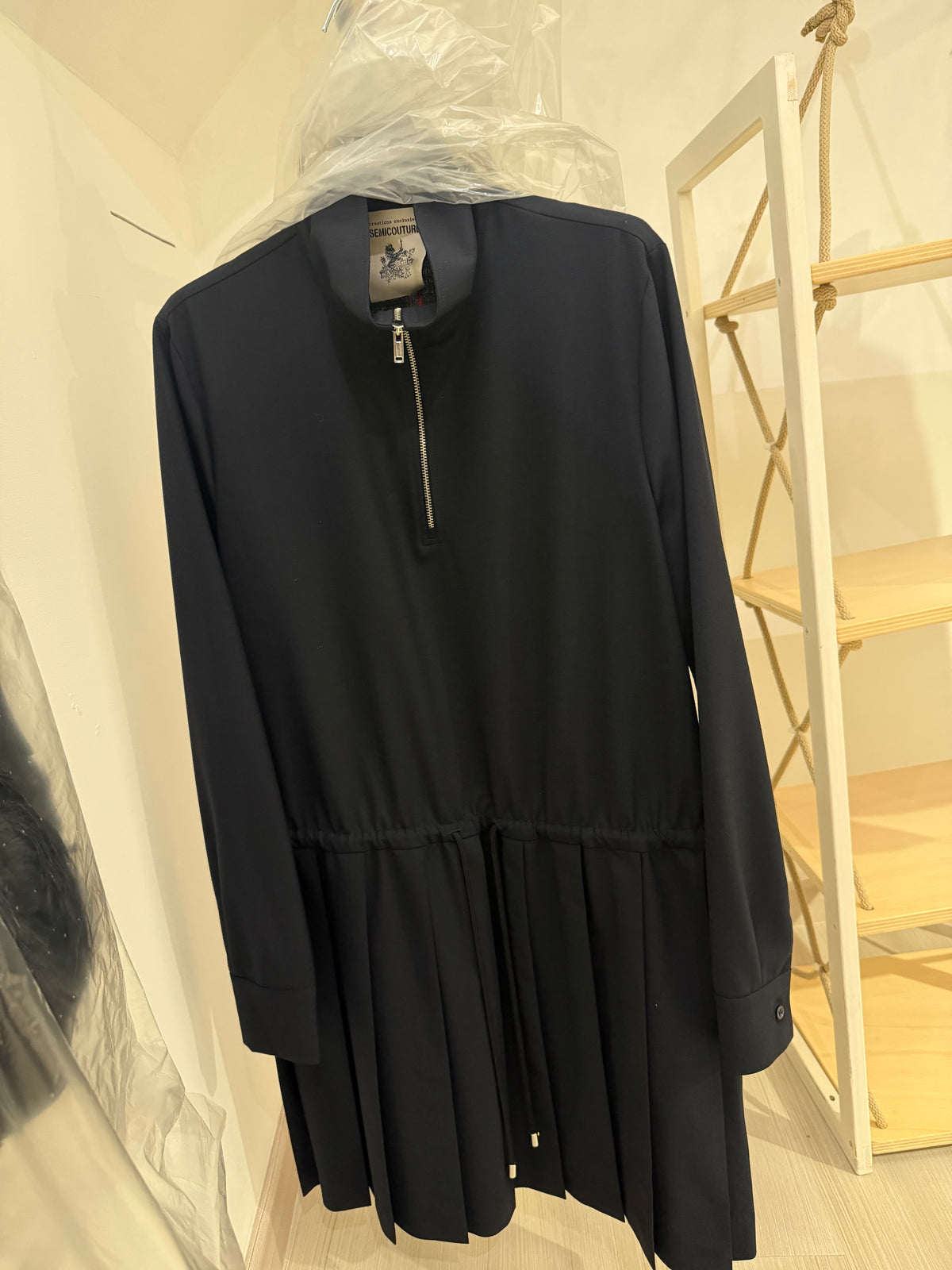 Abito midi blu navy plissettato con collo a zip Made in Italy