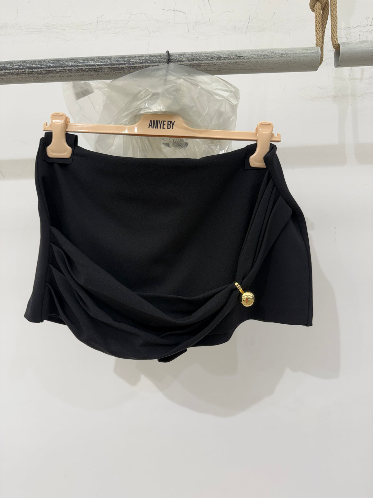 Aniye By Gonna pantalone nera drappeggiata con dettaglio dorato Made in Italy