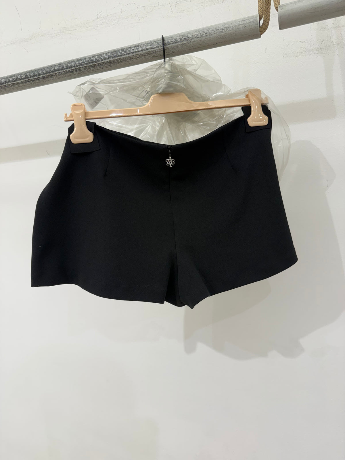 Aniye By Gonna pantalone nera drappeggiata con dettaglio dorato Made in Italy