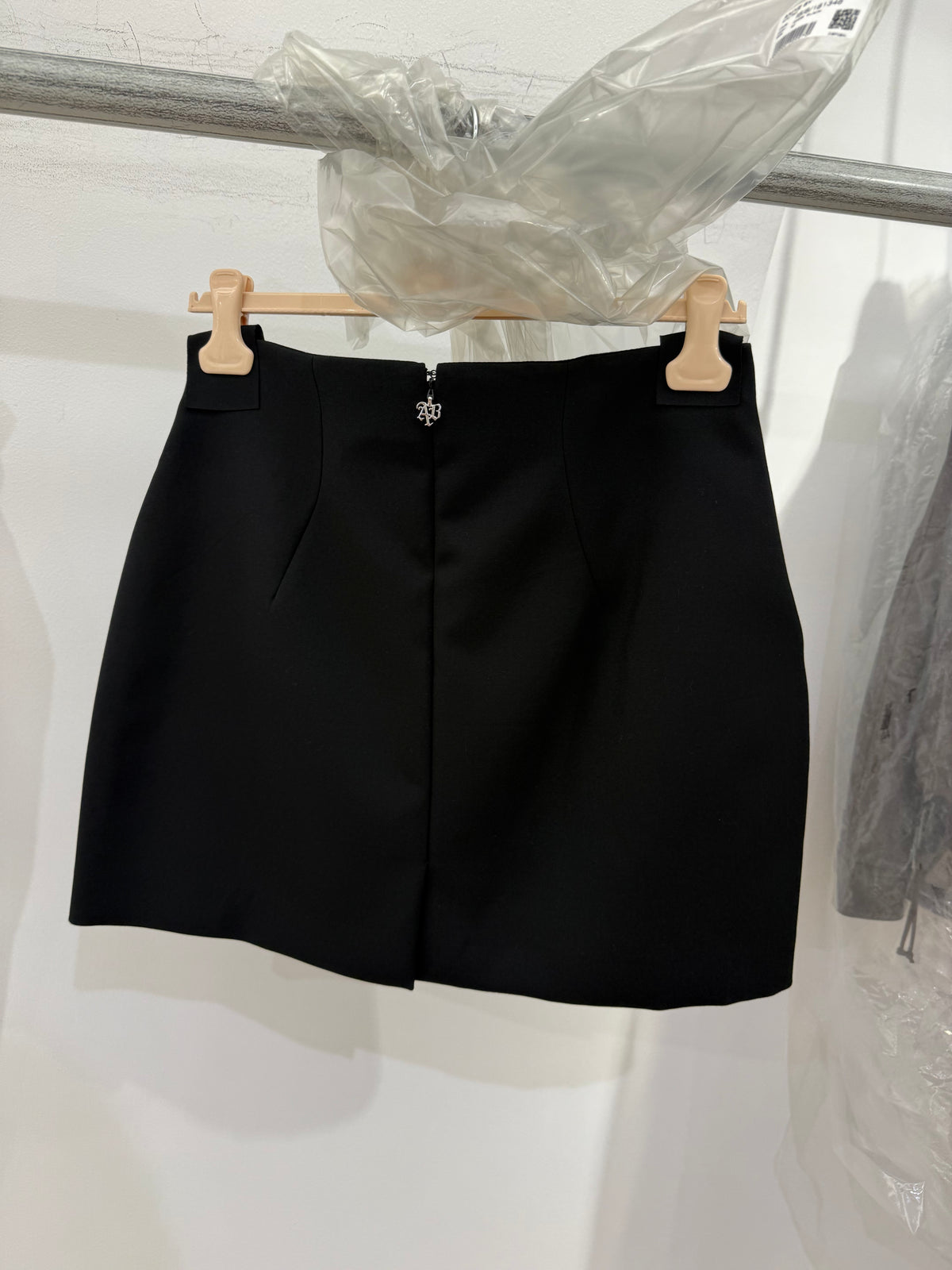 Minigonna nera a trapezio con zip frontale Made in Italy
