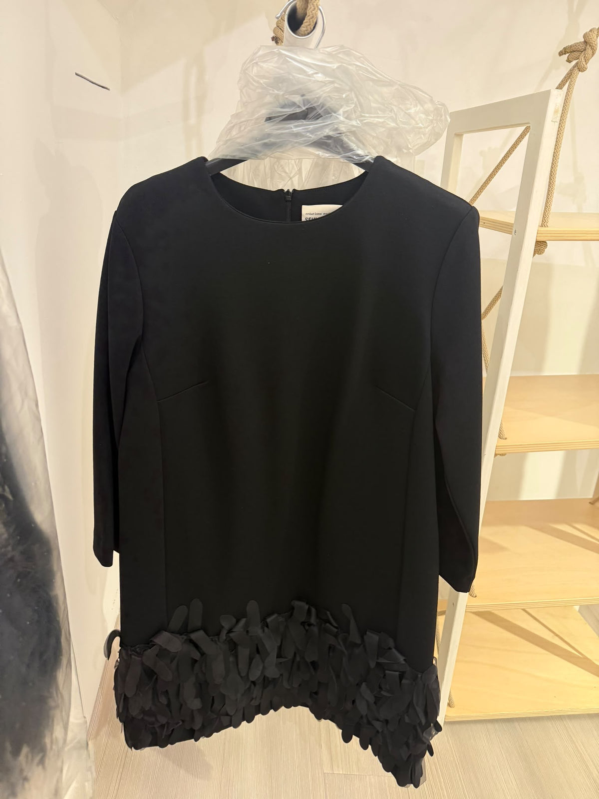 Abito corto nero con orlo a petali Made in Italy