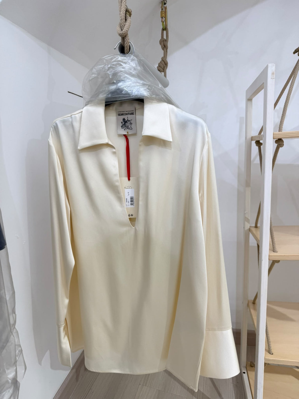 Camicia in viscosa panna con collo aperto Made in Italy