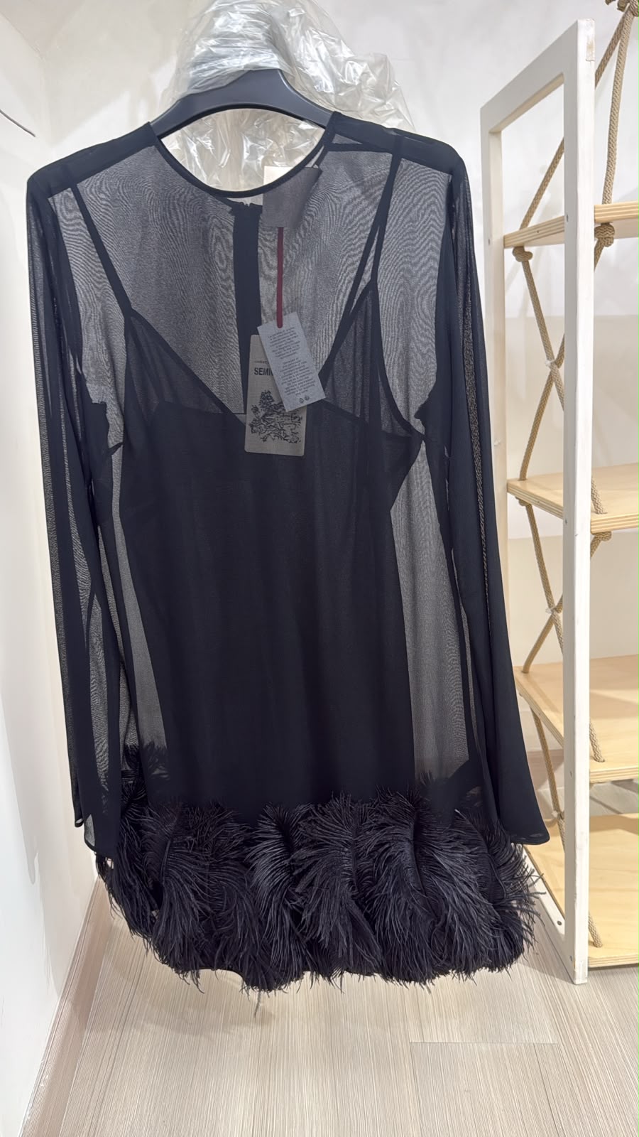 Abito corto nero in tulle con orlo di piume Made in Italy