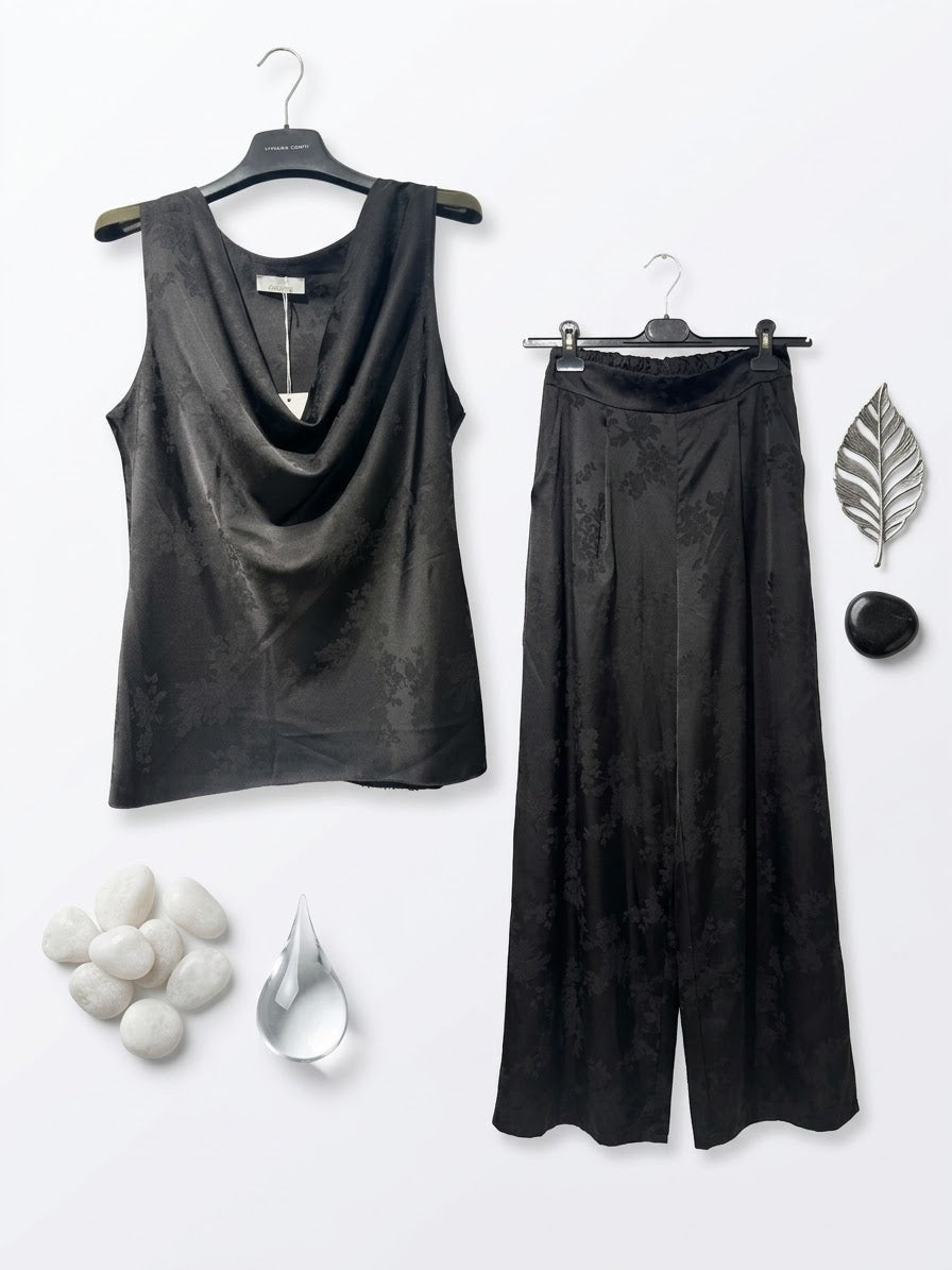 Coordinato nero in viscosa: blusa scollo drappeggiato e pantalone palazzo Made in Italy
