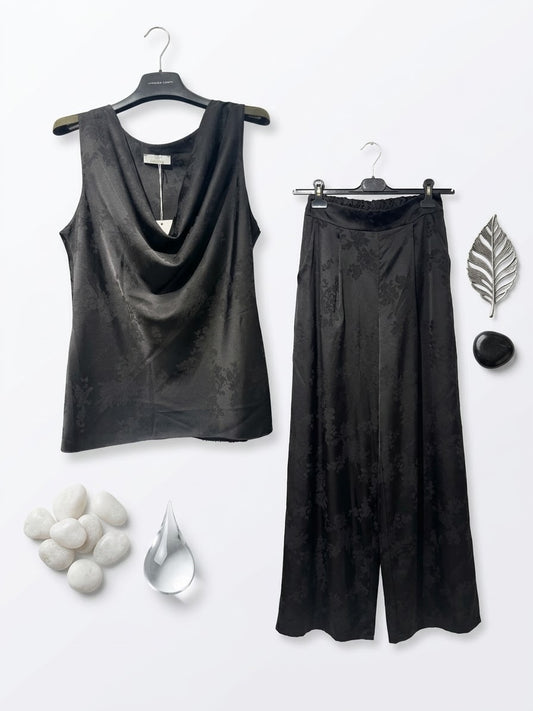 Coordinato nero in viscosa: blusa scollo drappeggiato e pantalone palazzo Made in Italy